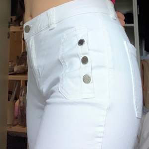 Vita flared jeans från Massimo Dutti. Aldrig använda och är i storlek 36. Inga defekter.
