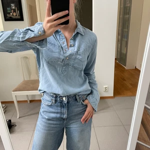 Jeansskjorta från Object - Superfin jeansskjorta från Object! Använd fåtal gånger och fortfarande i nyskick 🥳