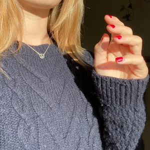 Stickad tröja - Tröja jag köpte second hand. Är bra nu till hösten och vintern då den är ganska varm. Passar jättebra till blåa jeans! Säljer för att den aldrig används. Står att den är i storlek L men jag är en XS/S och den sittar lite tajtare(se bilder). Den är i bra skick!