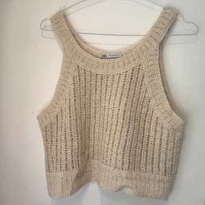 Stickat linne - Ett stickat linne från Zara. Så fint men för litet för mig. Har aldrig använt det så det är så gott som nytt! Finns inte i butik längre.