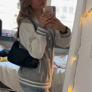 Baseball jacka M - Säljer min jacka som jag köpte på secondhand 💓 skulle säga att storleken ksk är S-L o den sitter lite oversized, hör av er vid intresse (: