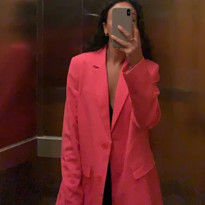 Linné kavaj  - Kavaj i linne från Zara. Lite oversize men helt perfekt i längd och fit. Köpt för 1000kr