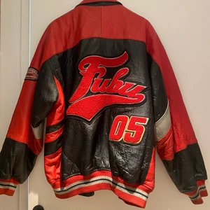 Fubu Leather Jacket - Äkta läderjacka, köpt secondhand i Stockholm. Storlek L men ska sitta oversized.