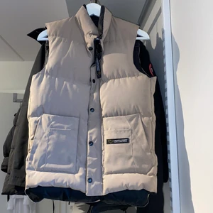 Canada Goose Väst - Ljusbeige Canada Goose väst från 90-talet, jättefint skick inga slitningar. Skriv privat för fler bilder osv :) Köpt i våras 