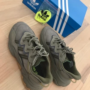 Adidas OZWEEGO - Storlek EU 40 i färgen khaki. Tillkommer extra skosnöre i neongul. De är i fint skick, endast använda 3 ggr