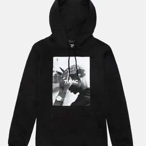 Tupac hoodie - Säljer min jätte coola tupac hoodie ifrån junkjard. Säljer för att jag tyvärr inte får någon användning av den. Den är i storlek S men passar även M💞 Den är knappast använd, använd max 2 gånger! Kontakta för fler bilder💞💞