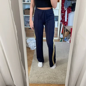 Mörkblå byxor från Baum und Pferdgarten - Baum und pferdgarten byxor i mörkblå med guldig linje! Använda ett fåtal gånger