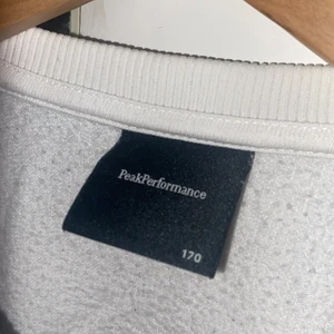 Peak performance Tröja  - Storlek 170, knappt använd