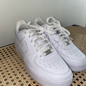Nya Nike air force  - Säljer mina nya vita nike air force. Dom är använda ca 3 gånger. Säljer dom då dom är för stora för mig. Storlek 38,5. Köpta på jd sport. Har ingen karton till dom tyvärr.