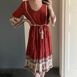 Sommarklänning röd❤️ - Sommarklänning med fint blommönster, knyte i midjan!