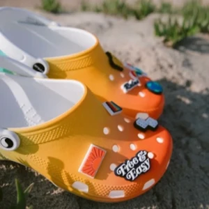 Crocs x Free & Easy  - Hej! Säljer mina crocs som jag vann på raffle på SNS. Skriv om du har frågor
