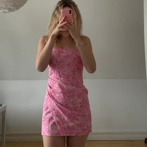 Rosa klänning från Zara - Säljer denna snygga rosa klänning från Zara som jag tyvärr aldrig använt då den är för kort på mig (är 181cm). Köpte för 359kr och prislapp finns kvar, men säljer för 200 + frakt. Jätteskönt material och fint mönster.🎀💞👛