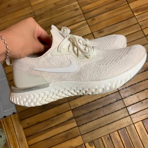 Nike react skor 36 - Nike react skor i storlek 36.