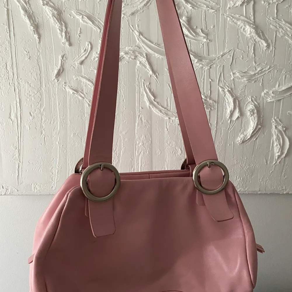 Säljer denna så fina pastell rosa väska AIRONE❤️⚡️ Skriv privat för mer info och bilder 🌸. Väskor.