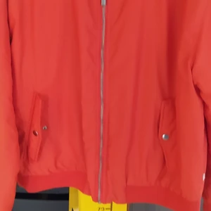 Paketpris bomberjackor! - Den orangea är från junkyard och strl L,mkt klarare i färgen egentligen. Skitsnygg och rätt så rejäl och varm,det är ett bra märke. Den gröna är från HM och strl 38,har hittat två mindre fläckar men dom kan gå bort i tvätten. Djur och rökfritt hem, samfraktar gärna!