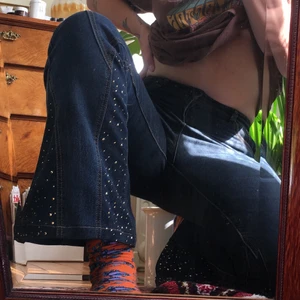 90-tals jeans<3 - Söta, utsvänga med lite strass. Stretchiga. Säljer då de är för små för mig :( strl 30. Uppskattar som S - M