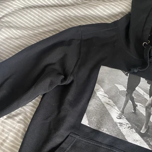 Hoodie med tryck  - Säljer denna hoodie med tryck på ifrån ett UF företag som knappt är använd så är i bra skick. Köparen står för frakt ☺️ Hoodien är i storlek M men är som en S 