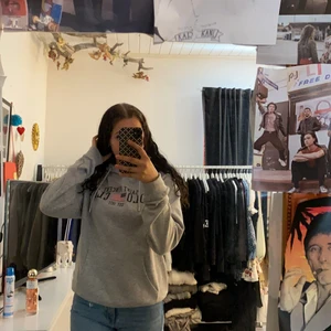 Grå hoodie strl M - Grå hoodie strl M, nyskick då den endast är testad