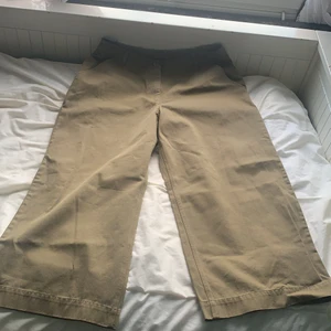 Oversize oanvända vintage byxor - Korta byxor eller långa shorts. Storlek 44, helt nya. Köptes för 400 kr men tyckte inte om dom så säljer för 250 kr istället!