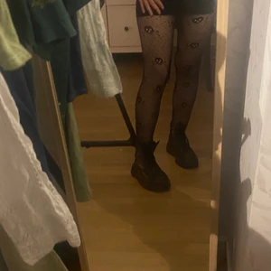 Dödskalle strumpbyxor<3 - Säljer mina as coola dödskalle strumpbyxor som tyvärr inte kommer till användning längre!! Knappt använda!! 💀 passar flera olika storlekar!! 