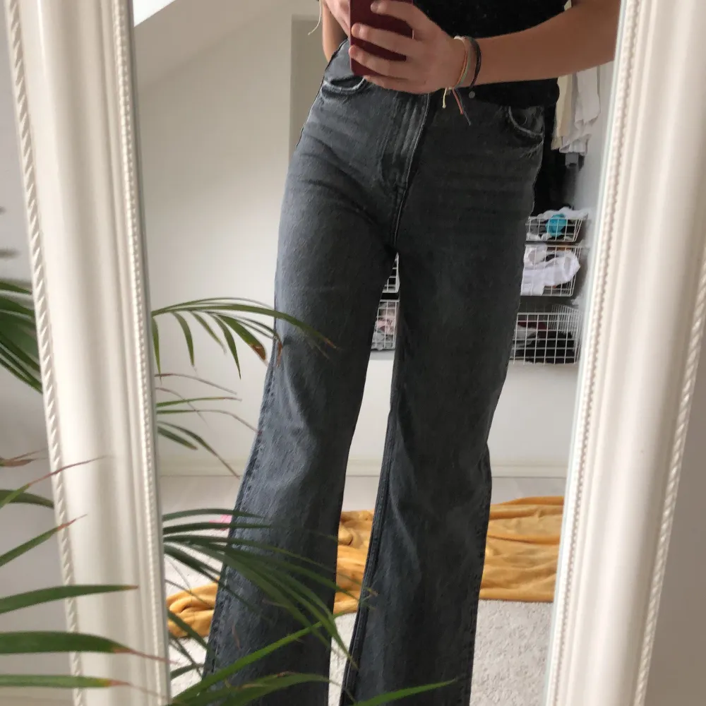 Jeans från zara i bra skick grå/svarta jätte sköna, fina och trendiga mom jeans i storlek 36 dom går att klippa  till den längd man vill ha just går dom till hälarna på mig som är 170 cm lång (andra bilden är lånad). Jeans & Byxor.