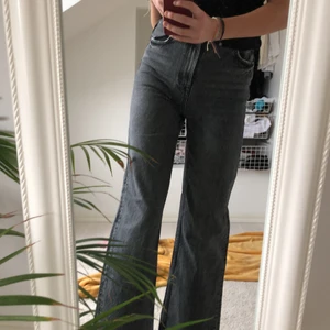 Zara jeans - Jeans från zara i bra skick grå/svarta jätte sköna, fina och trendiga mom jeans i storlek 36 dom går att klippa  till den längd man vill ha just går dom till hälarna på mig som är 170 cm lång (andra bilden är lånad)