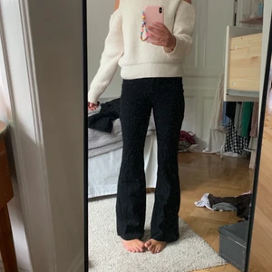 Snygga kostymbyxor  - Oanvända från monki, skriv för flera bilder. Jag är 170 cm frakt 55kr