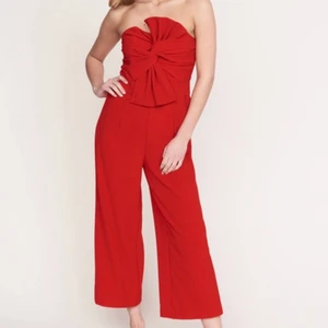 Byxdress - Supersnygg röd byxdress. Den är svår att fota med tanke på att den är offshoulder med långa ben. Den sitter dock supersnygg på! Men tyvärr för liten för mig:(