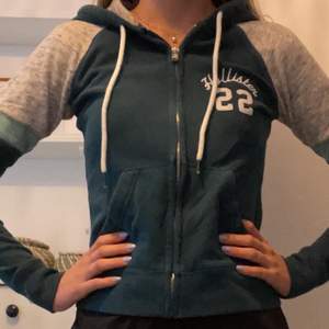 Fin hoodie från Hollister i storlek XXS. Passar även en XS. Bra skick. 160kr inklusive frakt!