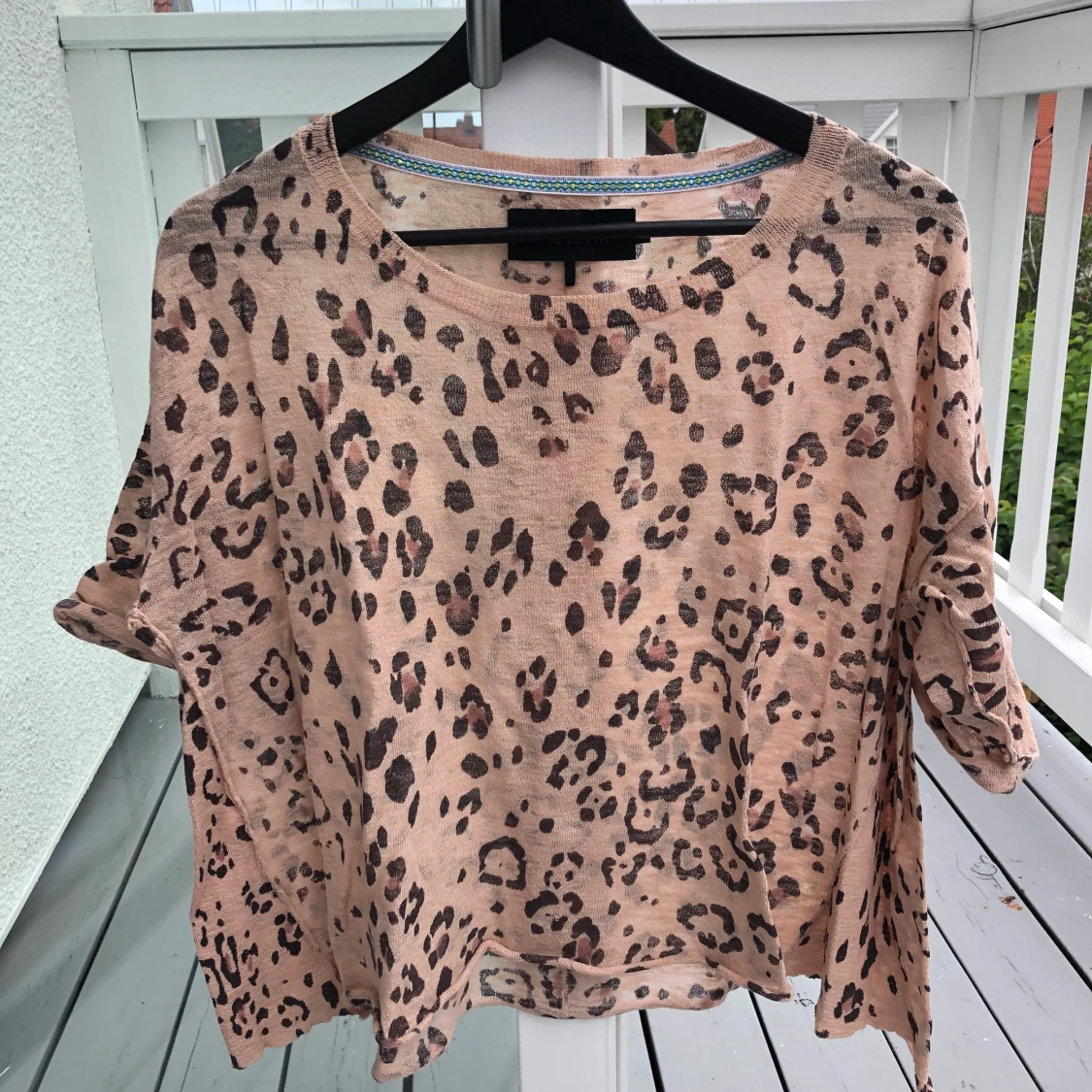 rosa tröja med leopard detaljer