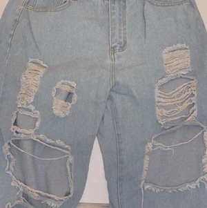 Storlek L - Säljer ett par fina jeans som har används ett par gånger.