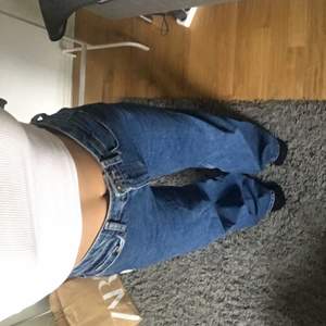 Jättefina och sparsamt använda jeans från zara !! Det är i en högmidjad modell. Den är super sköna och bekväma ❤️säljer då jag tycker dem är lite stora på mig !! (En kompis på bilden) köparen står för frakt❤️
