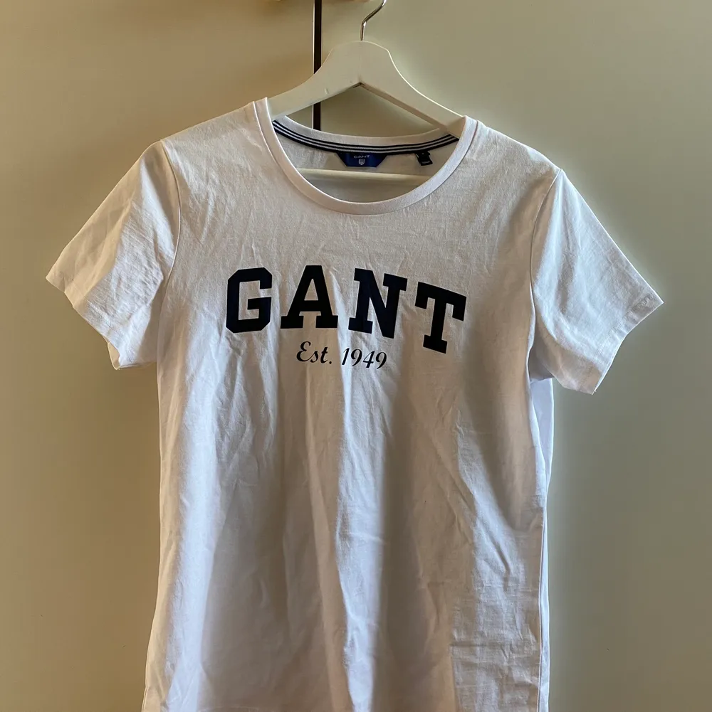 Basic Gant t-shirt som använts 2-3 gånger, mycket bra skick, köparen står även för frakt kostnaden . T-shirts.