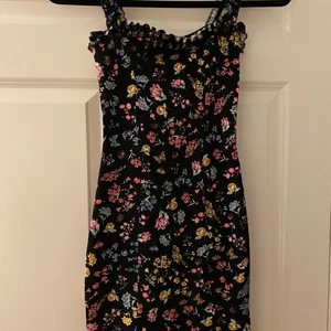 Blommig klänning - Superfin klänning från hm som är för liten för mig. Helt ny med prislapp kvar. 50kr+ frakt på 66kr. 