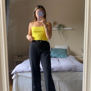 Enkelt linne  - Ett super fint, men enkelt linne🥰 passar till det mesta. Det är ganska använd därav priset. Kommer inte längre till användning. Älskar den gula färgen