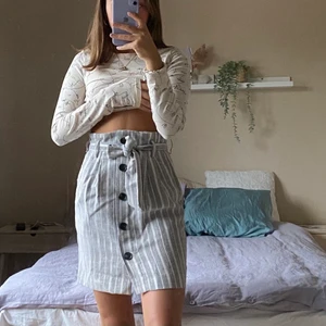 Randig Kjol med bälte  - Säljer denna fina randiga kjol från hm! Jättefin passform 🥰 väldigt sparsamt använd, tyvärr kommer den inte till användning längre.