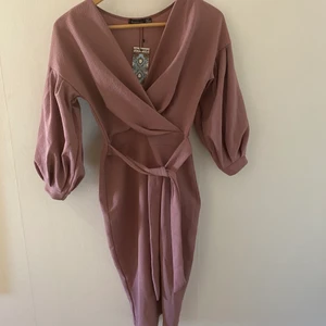 Klänning - Figursydd klänning i mauve. Oanvänd med lappar kvar, köpt på Boohoo!