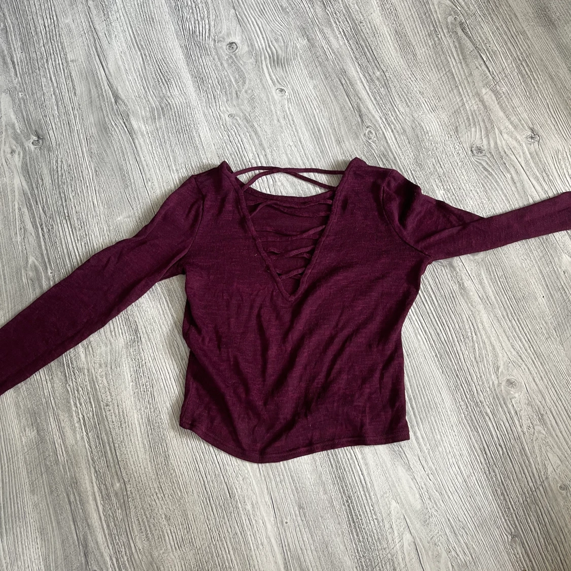 Lila tröja med snörning i ryggen