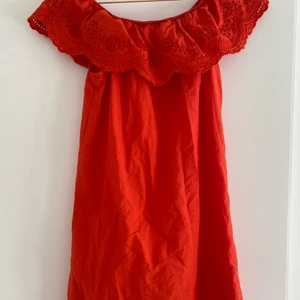 Röd sommarklänning  - Jag säljer en så söt röd sommarklänning som jag verkligen älskar! Man kan ha den offshoulder eller som på bilden, den har en så fin röd färg som inte riktigt visar sig på bilden. Den passar mig som kan ha S och XS❤️ kontakta mig för fler bilder och info 🥰🥰 