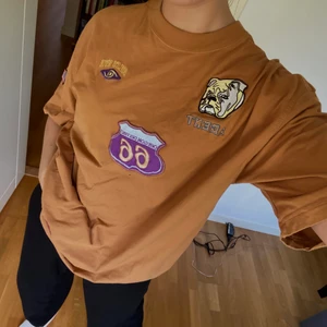 Vintage t-shirt - Oversize t-shirt köpt vintage som jag inte använt så mkt. Coola motiv både på framsida och baksida. Står XXL på lappen, men skulle mer säga att den sitter som en L