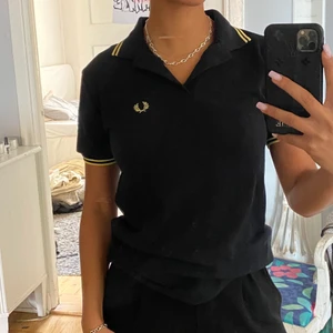 Fred Perry t shirt - Svart piké ✨Passar mig som är S och 168cm❤️