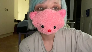face mask rosa katt  - Rosa katt face mask! Använd fåtal gånger, legat och samlat damm i förrådet i flera år! Står ej för postens slarv och skickar med postnord 