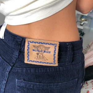 Manchester byxor - Snygga mörkblåa Manchester byxor köpt på humana 😍😍