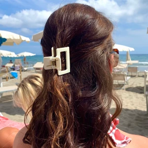🤍 HÅRKLÄMMA 🤍 - Hårklämma som passar till allt 🤍 Frakten är gratis, skicka ett meddelande för att beställa!