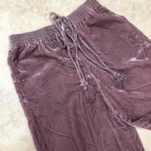 Vida sammetsbyxor - Vida, supersköna sammetsbyxor från Zara Trafaluc. Fin detalj med snören i midjan. Antingen som vanliga byxor eller pyjamasbyxor. Skönt fall. Fint skick!