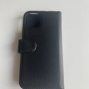 iPhone 11 - Säljer ett iPhone 11 mobilskal som jag inte använder längre. Endast magnetskalet, alltså är det inget skal som sitter fast på mobilen men funkar till vanliga magnetskal, har själv använt det till ideal of Sweden skal