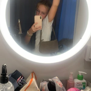 Axelrems väska mocha brun  - Hej säljer min skit snygga bruna mocha väska. Säljer pågrund att jag har fått en ny vöska som kommer till mer användning. Man får 2 brandy klistermärken på köpet! Nypris:350 säljer för 150 (frakt står för köparen). Har mycket plats finns en fack på sidan med dragkedja😍😀