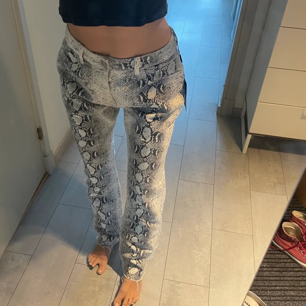 Säljer dessa såååå jävla coola jeans men dem är för för stora för mig!!! Prislappen sitter kvar😍. Jeans & Byxor.