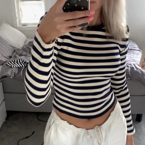 Randig zara tröja - Asfin tröja från Zara i blåa och creamfärgade ränder. Den är lång i armarna men lite kortare övrigt på mig som är ca 165. Storleken är en M men sitter mer som en S💓skriv för fler bilder eller vid intresse!💓köparen står för frakten (62kr)
