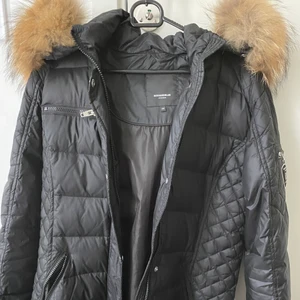 Rock and blue - Rock and blue vinter jacka med äkta päls krage, använda förra året men känns som ny, fint skick inga fläckor eller skador. Nypris 3000kr jackan känns som S/M